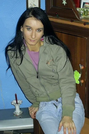 01 - Худенькая баба на домашних фото показывает тугое очко и бритую вагину