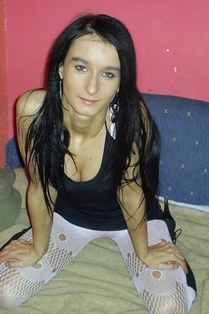 02 - Худенькая баба на домашних фото показывает тугое очко и бритую вагину