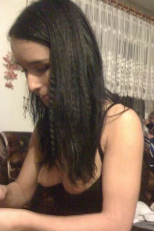 05 - Худенькая баба на домашних фото показывает тугое очко и бритую вагину