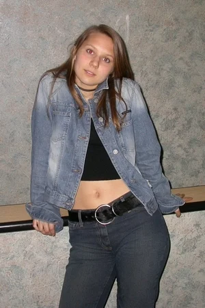 01 - Девушка кокетливо двигает трусики оголяя небритую пизду и попу