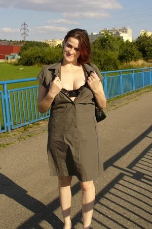 01 - Женщина оголяет свои отвисшие сиськи и бритую пиздень дома и на улице