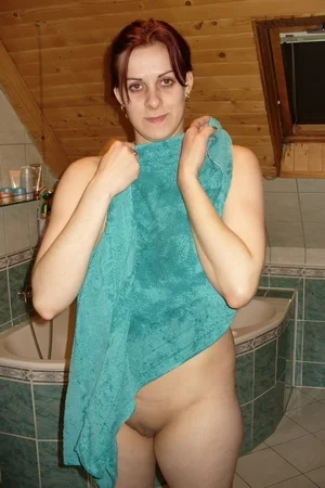 12 - Женщина оголяет свои отвисшие сиськи и бритую пиздень дома и на улице