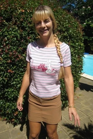 01 - Худенькая зрелая женщина светит упругой жопой и большой пиздой