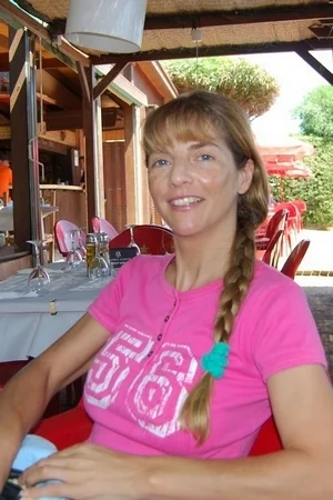 04 - Худенькая зрелая женщина светит упругой жопой и большой пиздой