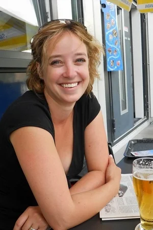 01 - Распутная бабенка с большой жопой и пухлой пиздой сексуально позирует