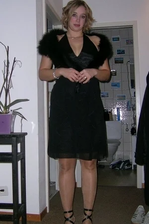 02 - Распутная бабенка с большой жопой и пухлой пиздой сексуально позирует