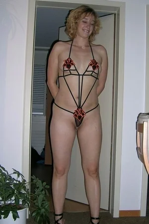 04 - Распутная бабенка с большой жопой и пухлой пиздой сексуально позирует