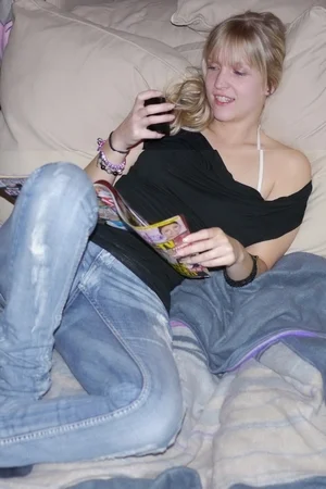 01 - Жена с маленькими сиськами позирует для мужа без трусиков