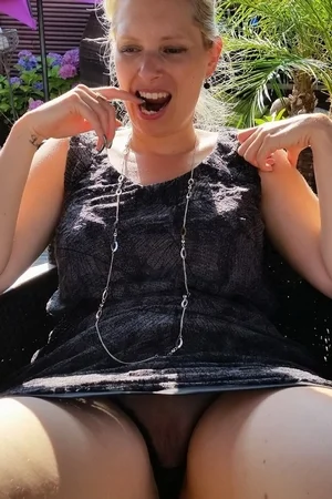 08 - Жена с маленькими сиськами позирует для мужа без трусиков