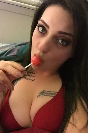 01 - Женщина показывает любовнику голые сиськи и пизду перед сексом