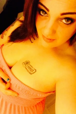 02 - Женщина показывает любовнику голые сиськи и пизду перед сексом