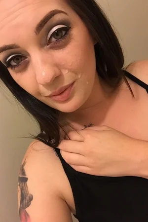 21 - Женщина показывает любовнику голые сиськи и пизду перед сексом