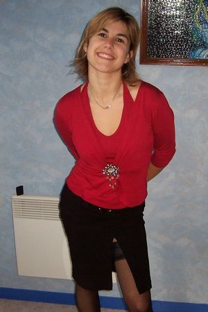 Светит голой попой на улице