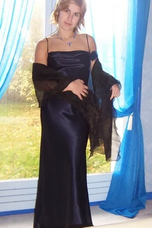 02 - Жена позирует в прозрачном белье и светит голой попкой на улице и дома