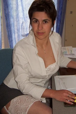 03 - Жена позирует в прозрачном белье и светит голой попкой на улице и дома