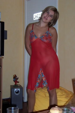 13 - Жена позирует в прозрачном белье и светит голой попкой на улице и дома