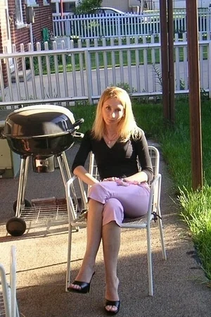 02 - Худенькая женщина показывает свою упругую попку и побритую вагину