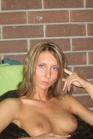 05 - Худенькая женщина показывает свою упругую попку и побритую вагину