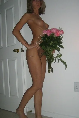 09 - Худенькая женщина показывает свою упругую попку и побритую вагину