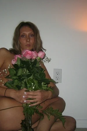 10 - Худенькая женщина показывает свою упругую попку и побритую вагину