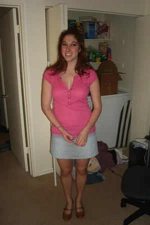 01 - Молодая жена сексуально позирует голой дома перед мужем