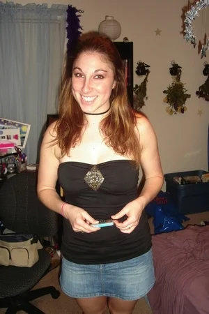 02 - Молодая жена сексуально позирует голой дома перед мужем