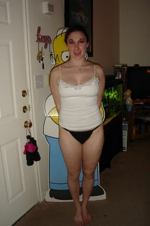 03 - Молодая жена сексуально позирует голой дома перед мужем