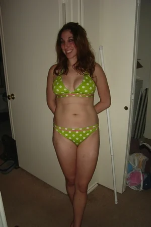 07 - Молодая жена сексуально позирует голой дома перед мужем