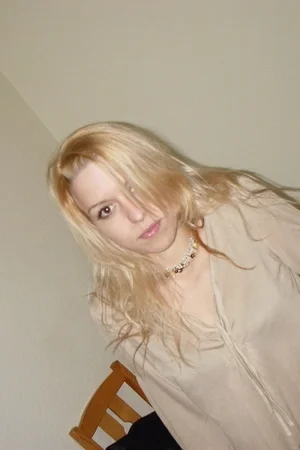 02 - Распутная худенькая блондинка раздевается догола для домашних фото