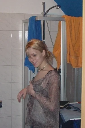 05 - Распутная худенькая блондинка раздевается догола для домашних фото