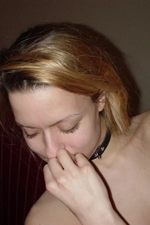 06 - Распутная худенькая блондинка раздевается догола для домашних фото