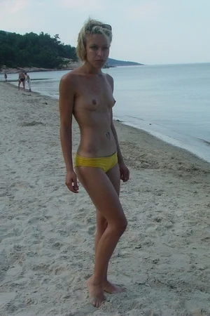 10 - Распутная худенькая блондинка раздевается догола для домашних фото