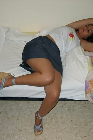 01 - Любительские фото голой сисястой брюнетки с пухлой жопой