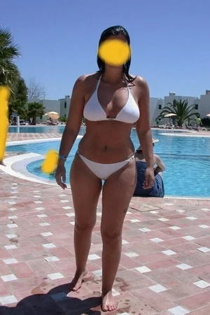 04 - Любительские фото голой сисястой брюнетки с пухлой жопой