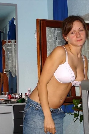02 - Девушка показывает голые сиськи и бритую пизденку на частных фото