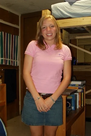 01 - Молодая девушка с маленькими сиськами и упругой попкой показывает пизду