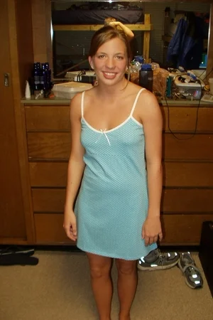 06 - Молодая девушка с маленькими сиськами и упругой попкой показывает пизду