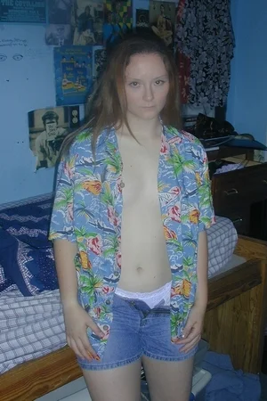 01 - Домашние интимные фото рыжей девушки с пухлой жопой и маленькими сисями