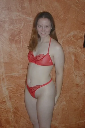 07 - Домашние интимные фото рыжей девушки с пухлой жопой и маленькими сисями