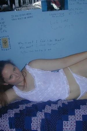 08 - Домашние интимные фото рыжей девушки с пухлой жопой и маленькими сисями