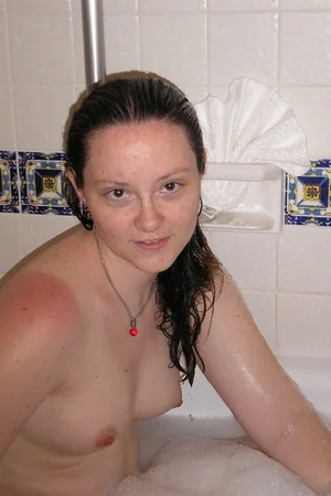 18 - Домашние интимные фото рыжей девушки с пухлой жопой и маленькими сисями