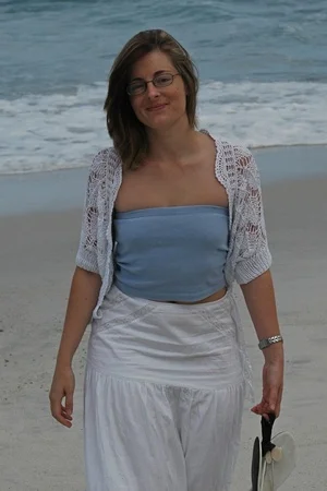 Очкастая женщина с круглой попой