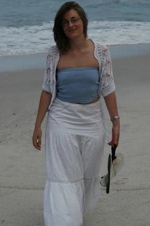 01 - Домашние интимные фото очкастой женщины с круглой аппетитной попкой