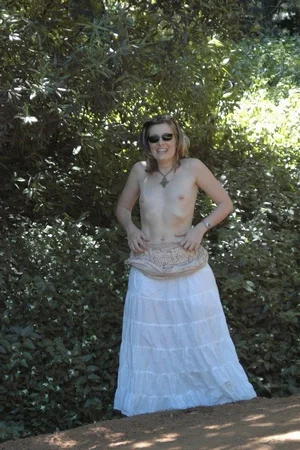 07 - Домашние интимные фото очкастой женщины с круглой аппетитной попкой