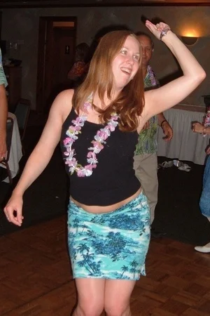 Рыжая баба снимает трусики