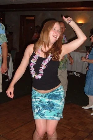 01 - Сексуальная рыжая женщина снимает трусики и лифчик перед любовником