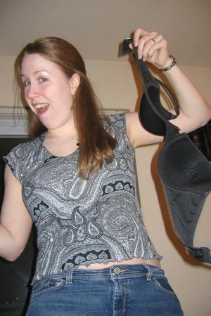 02 - Сексуальная рыжая женщина снимает трусики и лифчик перед любовником