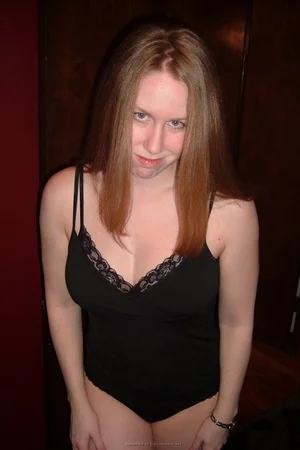 07 - Сексуальная рыжая женщина снимает трусики и лифчик перед любовником