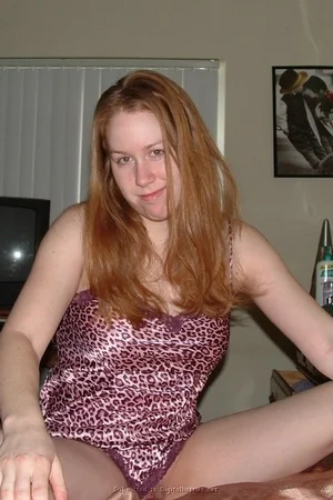 21 - Сексуальная рыжая женщина снимает трусики и лифчик перед любовником