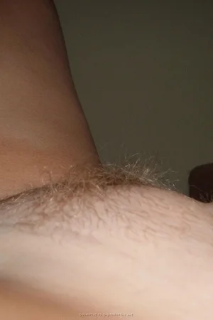 28 - Сексуальная рыжая женщина снимает трусики и лифчик перед любовником